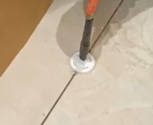 左云瓷砖空鼓维修公司专业解答瓷砖在铺贴过程中，如果没有涂抹均匀到位的粘结材料（如水泥砂浆或瓷砖胶），可能会导致以下问题