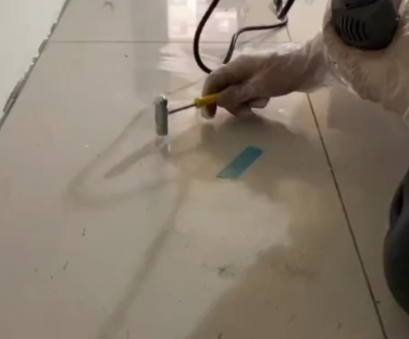 左云瓷砖开裂维修公司专业分享瓷砖在铺贴前如果没有沥干水分，将会导致以下问题